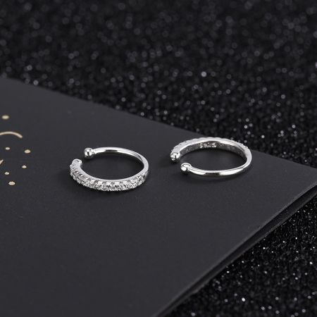 Un paio di orecchini a cuffia in argento sterling con CZ incastonati mostrati in dettaglio.