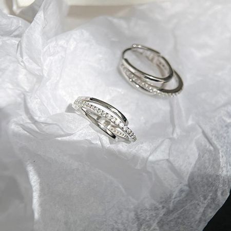 Eleganti orecchini a cerchio in argento completamente incastonati con pietre chiare scintillanti per un aspetto lussuoso.