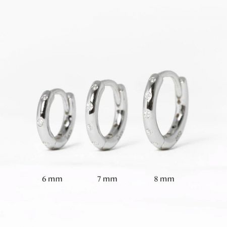 Tre orecchini a cerchio in argento sterling 925 con finitura argentata, mostrati nelle dimensioni 6 mm, 7 mm e 8 mm.