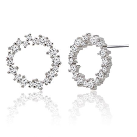 Vue latérale des boucles d'oreilles Circle Cluster Halo montrant la double rangée de pierres précieuses transparentes sur le design en argent.
