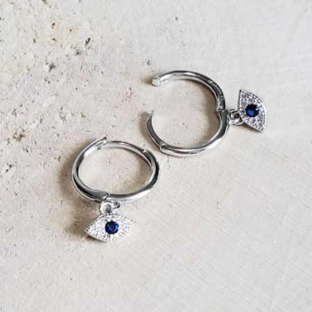 Boucles d'oreilles créoles œil maléfique en zircon bleu en argent sterling 925 (5 paires) - Une paire de boucles d'oreilles créoles œil maléfique en argent sterling 925 avec des charmes zircon bleus scintillants sur un fond blanc.