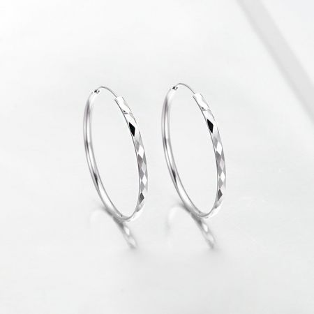 Orecchini a Cerchio in Argento Sterling 925 con Texture a Diamante da 42 mm - Una foto ravvicinata del prodotto degli orecchini a cerchio in argento sterling 925, con una texture a taglio diamante dettagliata e una finitura lucida.