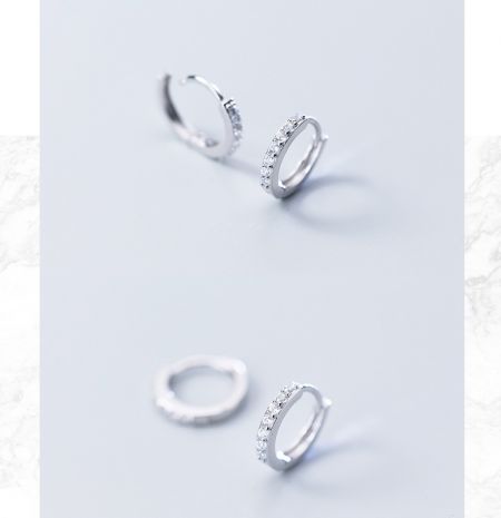 Orecchini a cerchio in argento sterling 925 con zirconia - Una foto dettagliata in studio degli orecchini a cerchio in argento sterling 925 con zirconia cubica, modello JRSE-005, che mette in evidenza le brillanti gemme e la finitura in argento lucido.