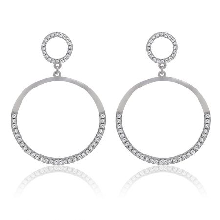 Pendientes de plata esterlina en forma de lágrima abierta y redondeada. - Un par de pendientes de plata esterlina en forma de lágrima abierta y redondeada con gotas de circonio cúbico brillantes, mostrados sobre un fondo blanco.