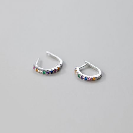 925 Zilver Regenboog Rhinestone Geometrische Delicate Hoepel Huggie Oorbellen - Een paar 925 sterling zilveren hoop huggie oorbellen versierd met levendige, multikleurige regenboog rhinestones, getoond op een schone witte achtergrond.