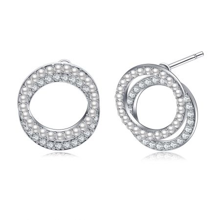 Détail en gros plan des boucles d'oreilles Double Circle Pearl CZ mettant en avant le design à double couche.