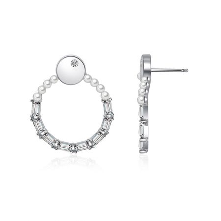 Vue détaillée des boucles d'oreilles à tige CZ O polies, mettant en évidence la disposition des perles et des pierres transparentes sur l'anneau en argent.