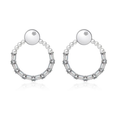 Boucles d'oreilles à tige en CZ O polies - Boucles d'oreilles à tige CZ O polies avec un design moderne en argent avec des perles et des cristaux transparents, présenté sur un fond blanc.