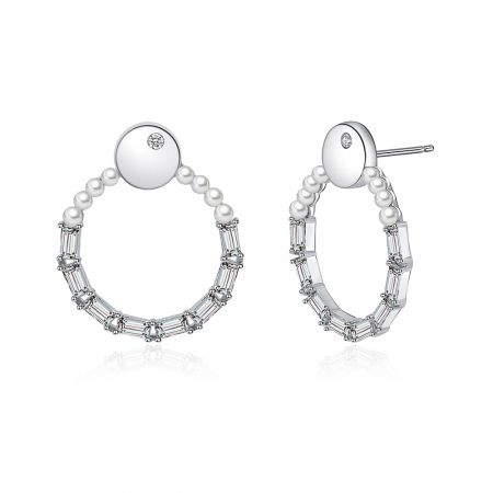 Profil latéral des boucles d'oreilles polies CZ O Stud, montrant la fermeture à l'arrière et le sertissage complexe de perles et de cristaux.