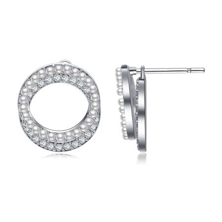 Vue latérale des boucles d'oreilles Double Circle Pearl CZ montrant les détails de la perle et des pierres précieuses.