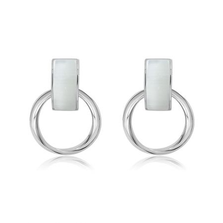 Pendientes circulares de ojo de gato blanco que llaman la atención. - Un par de pendientes circulares de ojo de gato blanco que llaman la atención, con aros de plata y partes superiores rectangulares, y una piedra de ojo de gato blanco.