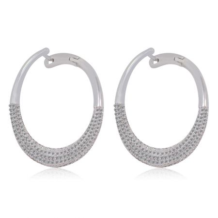 Aros Hollywood - Un par de pendientes clásicos Hollywood Hoops en latón chapado en rodio, con una brillante fila de piedras de circonio cúbico blancas.
