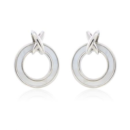 Boucles d'oreilles créoles ouvertes de 15 mm - Une paire de boucles d'oreilles créoles ouvertes de 15 mm en laiton plaqué rhodium, mettant en valeur la surface en coquillage complexe et le design moderne découpé.