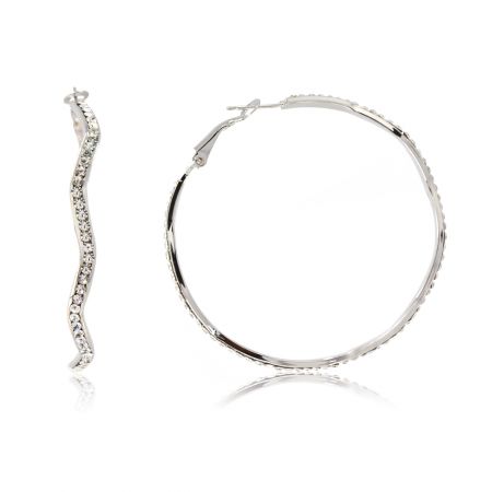 Boucles d'oreilles étincelantes en rhodium - Une paire de boucles d'oreilles en argent rhodié étincelantes avec un design ondulé et des pierres précieuses en cristal tchèque transparent.
