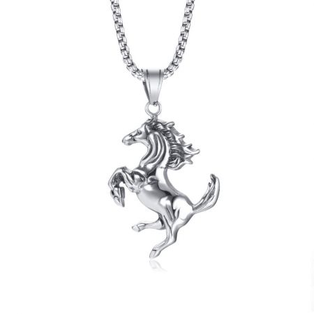 316L roestvrijstalen paardenhanger ketting - Vooraanzicht van de 316L roestvrijstalen paardenhanger ketting, die het gedetailleerde en dynamische ontwerp van het springende paard toont.
