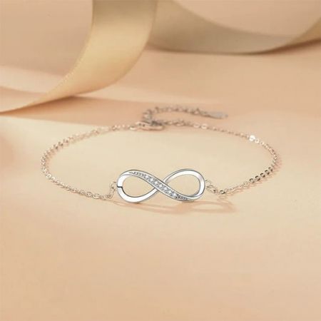 Elegante pulsera de infinito de plata esterlina adornada con circonitas.