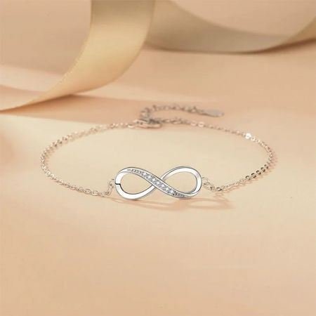 925 Sterling Zilveren Moeder Dochter Infinity Armband Cubic Zirconia Cadeau voor Haar. - Een close-up van de 925 Sterling Zilveren Moeder Dochter Infinity Armband, met een sprankelende cubic zirconia-lijn infinity charm dat eeuwige liefde symboliseert.