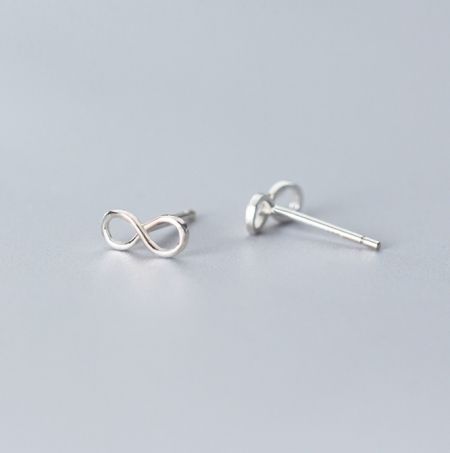 Orecchini Infinity in argento sterling 925 - Un paio di orecchini Infinity in argento sterling 925 con una finitura lucida, che mostrano il design senza tempo del simbolo dell'infinito. Questi orecchini presentano una chiusura a perno sicura.