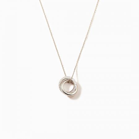Eternal Circles - Collar Doble de Zircon de Plata Esterlina 925 - Un primer plano del collar Eternal Circles de plata esterlina 925, que muestra su distintivo colgante de doble círculo entrelazado con piedras de zircon.