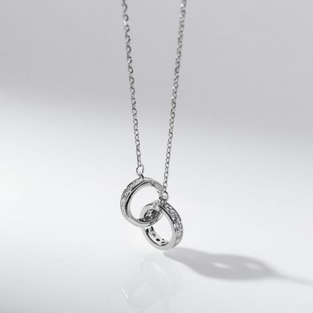 Vista detallada del collar de colgante de círculo entrelazado de plata con piedras CZ.
