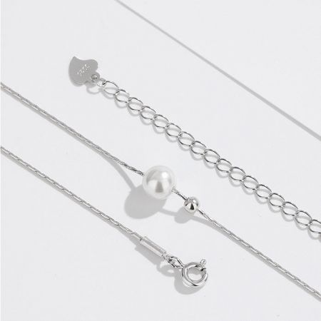 El collar de perlas de plata esterlina combinado con una pulsera a juego para crear un conjunto de joyería completo.