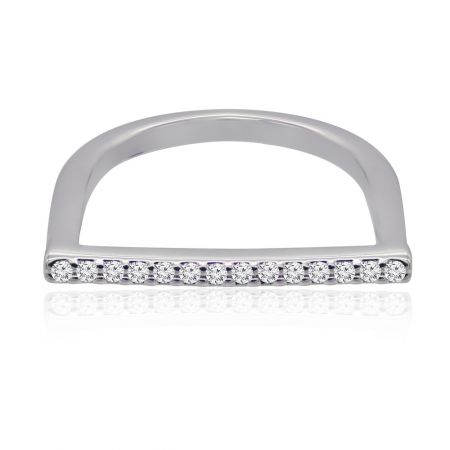 Vista ravvicinata dello zirconia cubico bianco incastonato a griffe sull'anello Slender White Gold CZ.