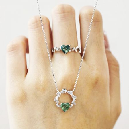 De complete Heart of Nature set, inclusief de 925 zilveren ring en bijpassende ketting met groene hart edelstenen.