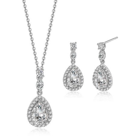 Nahaufnahme der filigranen Pavé-Details aus Zirkonia auf dem silbernen Tropfen-Halsketten- und Ohrring-Set.