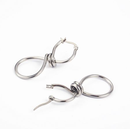 Style alternatif : Une paire de boucles d'oreilles en argent avec un design de nœud complexe, mettant en valeur un savoir-faire expert.