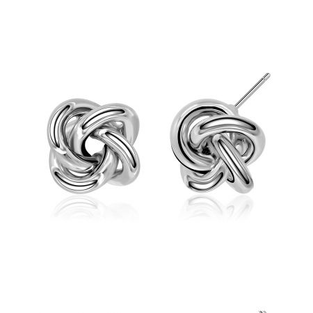 Dettaglio ravvicinato della finitura lucida sugli orecchini a perno Twist Knot in argento.