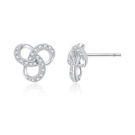 Vue de face détaillée de la boucle d'oreille en argent en forme de nœud d'amour mettant en valeur le design en torsion complexe et les zirconias cubiques intégrés.