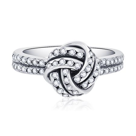 Bague Love Knot scintillante en argent S925 - Vue de face de la bague Love Knot scintillante en argent S925, présentant le design de nœud complexe orné de brillants zircon cubiques sur un bandeau en argent sterling.