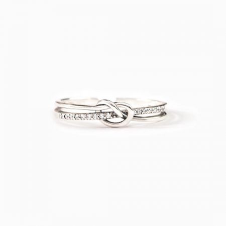 Eternal Bond: Set di 5 anelli a nodo in argento sterling 925 con zirconio - Primo piano dell'anello a nodo in argento sterling 925 con cristalli Eternal Bond, che mostra il complesso design a nodo e gli accenti scintillanti in zirconio.