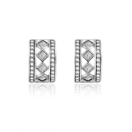 Zilveren C-vormige 925 Sterling Zilveren Studoorbellen - Close-up van een paar C-vormige studoorbellen gemaakt van 925 sterling zilver, met een ingewikkeld rasterontwerp en sprankelende cubic zirconia stenen.