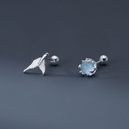 Vista alternativa del set di orecchini in argento sterling, che mette in evidenza i dettagli intricati della montatura in cristallo.