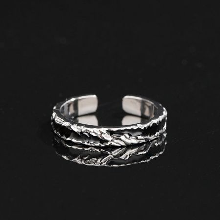 Un anello aperto in argento sterling unico per uomini, che mostra un design creativo ispirato alla natura.