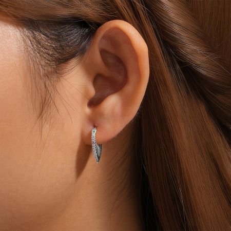 La variante in argento sterling degli orecchini a cerchio con design a foglia, adornati con brillanti pietre di zirconio.