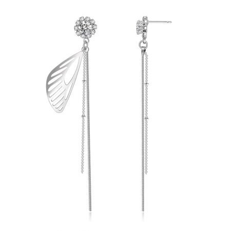 Vue détaillée de la boucle d'oreille pendante en chaîne de cristal en forme de feuille, mettant en avant le design moderne et la longue chaîne.