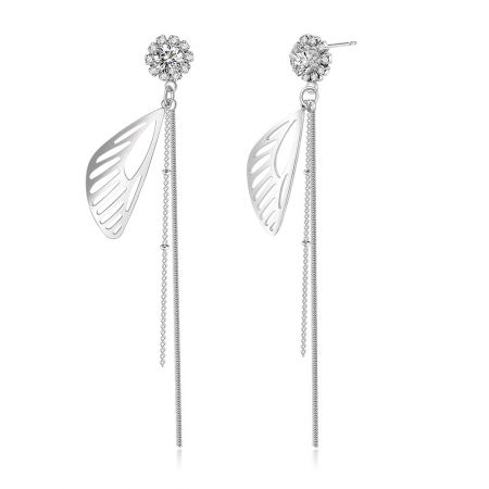 Gros plan de la boucle d'oreille pendante en chaîne de cristal en forme de feuille, montrant les embellissements en cristal tchèque clair.