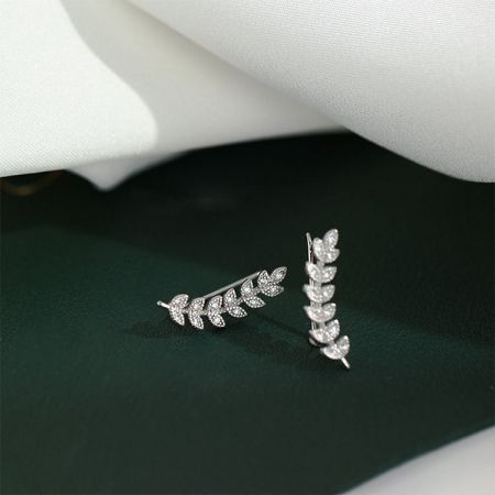 Orecchini a perno a foglia in zirconia d'argento sterling 925 (5 paia) - Un paio di eleganti orecchini a perno a foglia in argento sterling 925, dettagliati in modo intricato e adornati con gemme di zirconia trasparente scintillanti, esposti su uno sfondo bianco pulito.