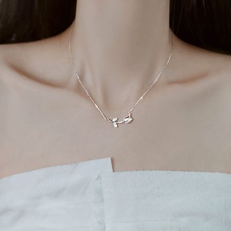 잎사귀 모양의 펜던트가 있는 섬세한 925 스털링 실버 목걸이.
