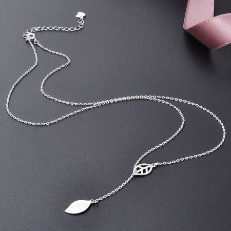 Collares Y-Chain con borlas de hoja de plata esterlina 925. - Un conjunto de collares Y-chain de plata esterlina 925 con delicados colgantes de borlas en forma de hoja, exhibidos claramente contra un fondo neutro.