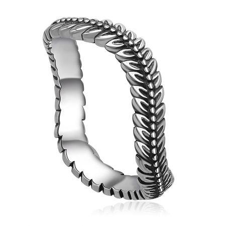 Bague en argent plaqué en forme de feuille ondulée. - Une photo de studio détaillée de la bague en argent plaqué en forme de feuille ondulée, mettant en avant son motif de feuille inspiré de la nature et sa finition en argent sterling 925 poli.