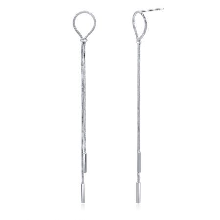 Boucles d'oreilles pendantes en chaîne serpent - Une paire de boucles d'oreilles pendantes en chaîne serpent minimalistes avec une finition polie en rhodium, présentées sur un fond blanc.