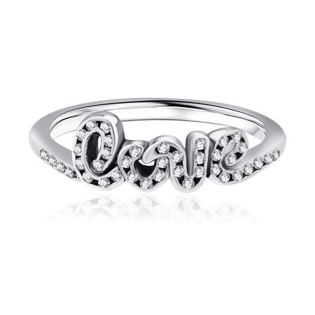 Bague en argent plaqué Vintage Love Letter. - Vue de face de la bague en argent plaqué Vintage Love Letter, soulignant le design en script 'love' et le zircon cubique blanc étincelant.