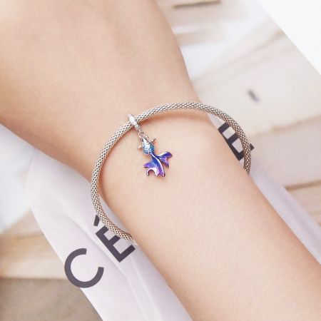 Een stijlvolle zilveren armband met een gedetailleerde zeemeerminstaart bedel.