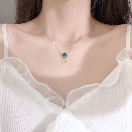 Collier en chaîne de clavicule avec pendentif en forme de queue de poisson en pierre de lune bleue S925 - Une photo de studio détaillée du collier en argent sterling S925, mettant en avant le pendentif en forme de queue de poisson complexe avec une pierre de lune bleue centrale.
