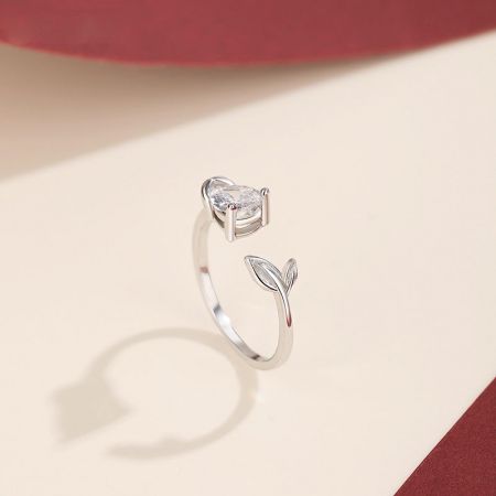 Gros plan de la bague de promesse en argent sterling ajustable avec un design unique.