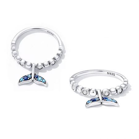 Bague ouverte ajustable en argent sterling 925 avec queue de sirène en CZ bleue et transparente - Gros plan de deux bagues ajustables en argent sterling 925 avec un design détaillé de queue de sirène et des pierres en zircon cubique bleues et transparentes.