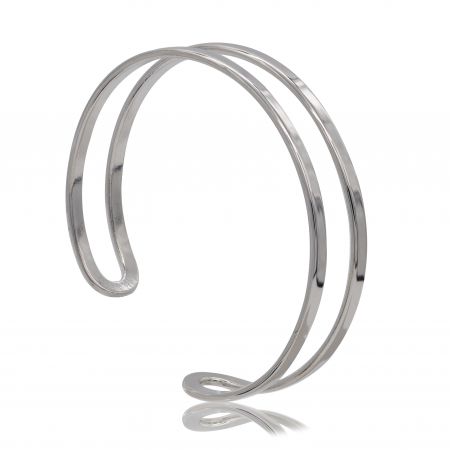 Bracelet en argent tournant - Un bracelet en argent tournant minimaliste avec trois rangées asymétriques, présenté sur un fond blanc épuré pour mettre en valeur sa finition en rhodium poli.